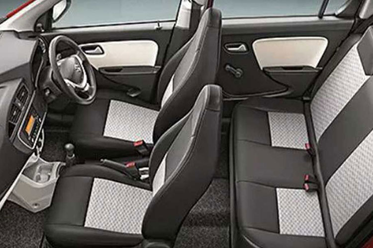 Không gian nội thất của Suzuki Tour H1 thiếu vắng khá nhiều trang bị phổ biến trên các mẫu xe phổ thông đời mới như màn hình thông tin giải trí cảm ứng. Tuy vậy, xe vẫn có đồng hồ tốc độ dạng kỹ thuật số, hệ thống điều hòa cùng khay đựng cốc.