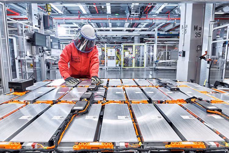 Canh bao nguy co thieu hut lithium de san xuat pin oto dien-Hinh-3