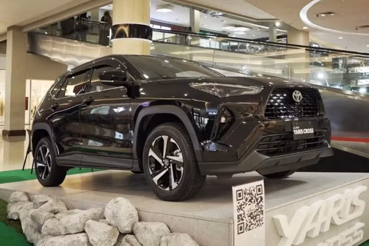 Cuối cùng là hệ thống treo độc lập MacPherson phía trước và hệ thống treo bán độc lập dầm xoắn phía sau, tương tự các mẫu xe dùng cơ sở gầm bệ DNGA khác. Sau Indonesia, Toyota Yaris Cross 2023 sẽ được bán ở những thị trường Đông Nam Á khác như Việt Nam. Hiện một số nhân viên tư vấn bán hàng tại Việt Nam đã bắt đầu nhận cọc cho mẫu SUV cỡ B này.