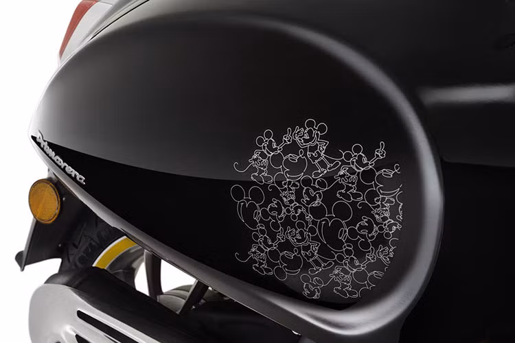 Việc dập chìm một họa tiết trên yên ngồi đó là điều mà Vespa chưa bao giờ làm trên những mẫu xe của họ và điều đó đã khiến cho Vespa Mickey Mouse trở thành một ngoại lệ đặc biệt.