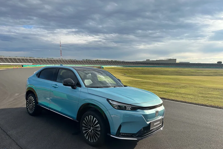 Chiếc crossover thuần điện này có khả năng tăng tốc từ 0 lên 100 km/h trong 7,6 giây, tốc độ tối đa 160 km/h. Xe có 3 chế độ lái: ECON / Normal Sport.