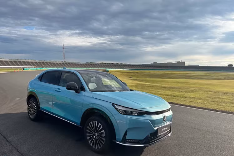 Chiếc crossover thuần điện này có khả năng tăng tốc từ 0 lên 100 km/h trong 7,6 giây, tốc độ tối đa 160 km/h. Xe có 3 chế độ lái: ECON / Normal Sport.