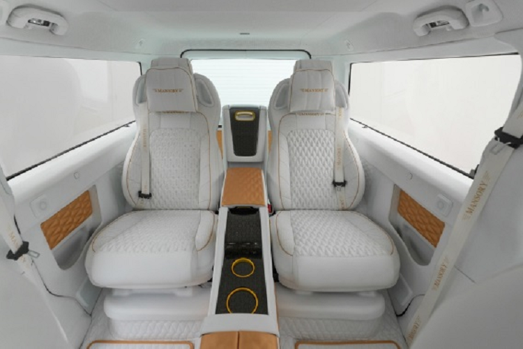 Hàng ghế sau cũng được làm mới lại với phong cách thương gia. Các chi tiết như logo Mansory được hãng độ xe nước Đức thể hiện tại nhiều vị trí như dây đai an toàn, gối tựa đầu, tựa lưng ghế, bệ bước cửa, thảm sàn…