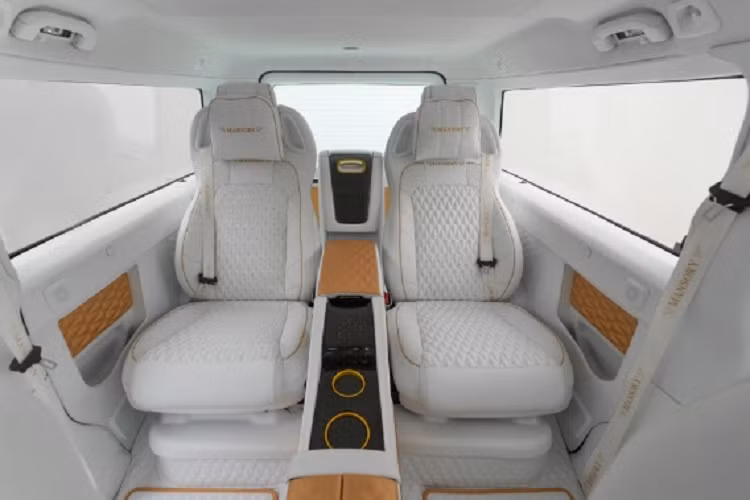 Hàng ghế sau cũng được làm mới lại với phong cách thương gia. Các chi tiết như logo Mansory được hãng độ xe nước Đức thể hiện tại nhiều vị trí như dây đai an toàn, gối tựa đầu, tựa lưng ghế, bệ bước cửa, thảm sàn…