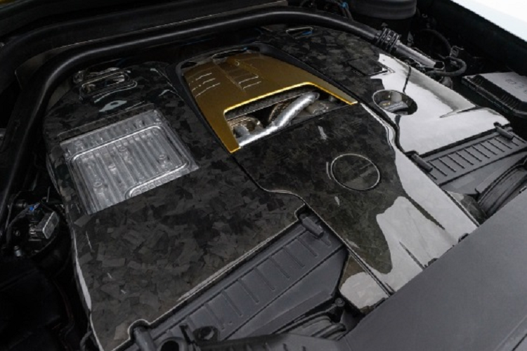 Để thể hiện độ “chịu chơi” của mình, ở bản độ Gronos Coupé EVO C này, chủ nhân của chiếc xe đã sử dụng khá nhiều chi tiết mạ vàng trên bảng taplo, cửa gió điều hòa, hay tại các phím chức năng…