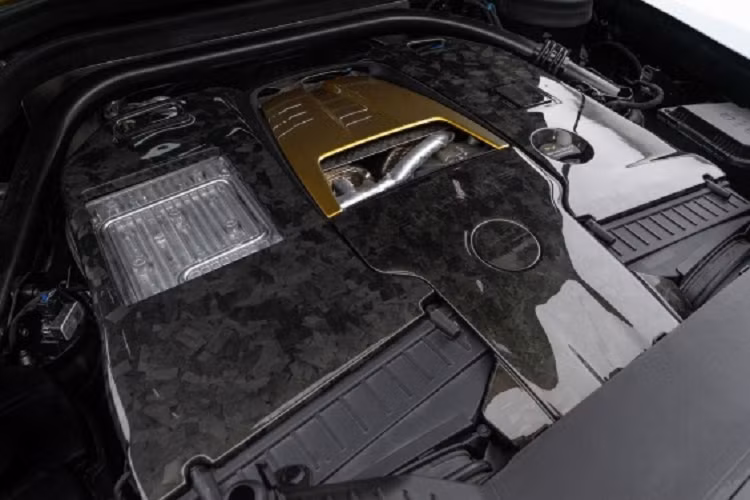 Để thể hiện độ “chịu chơi” của mình, ở bản độ Gronos Coupé EVO C này, chủ nhân của chiếc xe đã sử dụng khá nhiều chi tiết mạ vàng trên bảng taplo, cửa gió điều hòa, hay tại các phím chức năng…