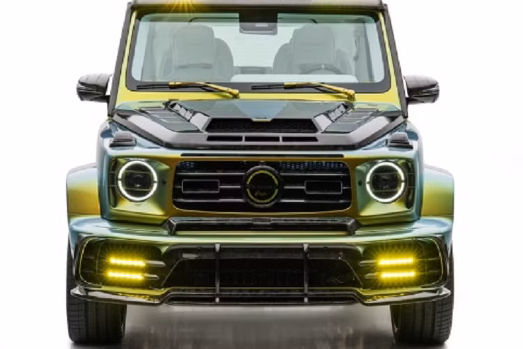 Điều đáng chú ý hơn là Mansory đã vận dụng cơ cấu cửa mở ngược thường thấy trên những chiếc xe siêu sang Rolls-Royce vào bản độ của mình. Nó làm cho chiếc Gronos Coupé EVO C không chỉ ngầu hơn mà còn rất sang trọng và cuốn hút.