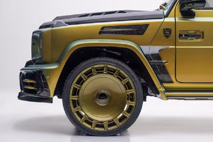 Xe cũng được trang bị thêm cụm đèn trợ sáng LED nằm trên phần mui xe. Nhiều chi tiết trên xe như ốp tai gương, nắp capo hay mui xe…cũng đều được làm từ chất liệu carbon, giúp xe nhìn khỏe khoắn, cứng cáp và cao cấp hơn.