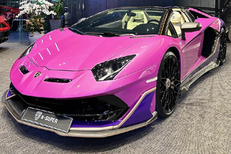 Ngoài màu sơn đặc biệt của xe, còn điểm nhấn quan trọng của Lamborghini Aventador LP700-4 Roadster này còn nằm ở việc body kit của xe đã được độ thành Lamborghini Aventador SVJ Roadster, dễ thấy ở cản trước mới, bộ mâm đa chấu kép, nẹp sườn, hốc gió to lớn bên hông và toàn bộ đuôi xe như cản sau, khuếch tán, ống xả tròn đặt trên cao và cánh gió đuôi khổng lồ.
