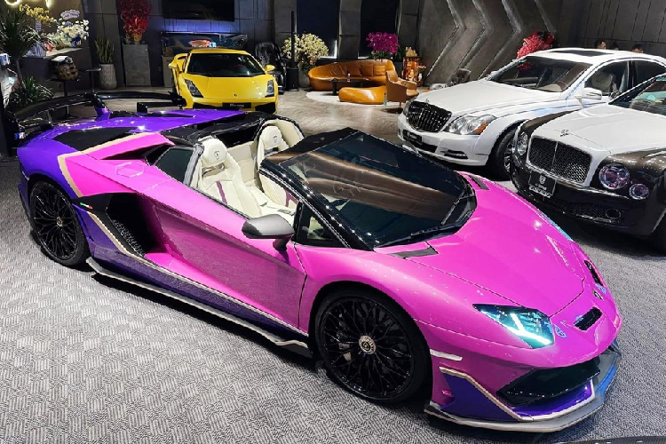 Sau khi thu lại Lamborghini Aventador LP700-4 Roadster từ 1 tay chơi tại tỉnh Đắk Lắk, Phan Công Khanh bắt đầu thực hiện dự án độ body kit cho xe thành Lamborghini Aventador SVJ Roadster, 1 phiên bản sản xuất giới hạn 800 xe trên toàn thế giới, sau đó, xe được sơn màu đen nhám, bọc nội thất đỏ hoàn toàn và gần như rất ít lăn bánh trên đường.
