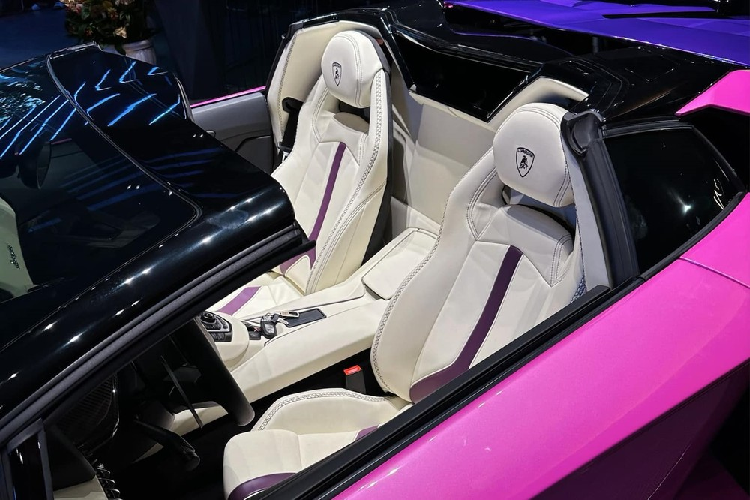 Nếu tìm 1 chiếc xe thay đổi nội thất nhiều nhất tại Việt Nam, chiếc xe mui trần Lamborghini Aventador LP700-4 Roadster độ này phải xếp đầu bảng, sau khi được bọc nội thất bằng da Alcantara màu cam, siêu bò tiếp tục được cho thay nội thất màu đỏ và đến nay, xe mang nội thất màu trắng. Trong đó, bộ ghế ngồi thể thao bọc da trắng cùng sọc Y màu tím, phong cách rất SVJ.