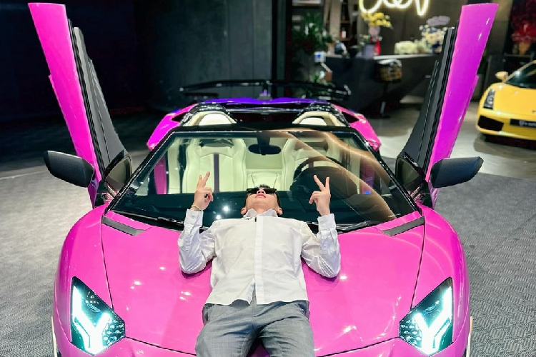 Vài tháng sau đó, Khanh "Supper" lại lên dự án độ mới cho xe, ở lần này, anh chọn thay đổi màu sơn mới cho siêu xe Lamborghini Aventador LP700-4 Roadster của mình, kèm thêm bộ ghế ngồi màu sọc tím, lấy ý tưởng từ 1 chiếc Aventador SVJ Roadster được rao bán ở Mỹ. Khanh đã yêu cầu 1 đơn vị phải hoàn thành màu sơn này cho chiếc Lamborghini Aventador độ của mình trong 1 tuần.