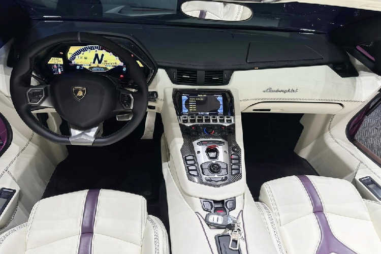 Siêu xe Lamborghini Aventador LP700-4 mui trần độ bản Lamborghini Aventador SVJ Roadster sử dụng động cơ V12, dung tích 6.5 lít, sản sinh công suất tối đa 700 mã lực tại vòng tua máy 8.250 vòng/phút và mô-men xoắn cực đại 690 Nm tại vòng tua máy 5.500 vòng/phút. Sức mạnh được truyền tới cả bốn bánh thông qua hộp số tự động 7 cấp ISR.