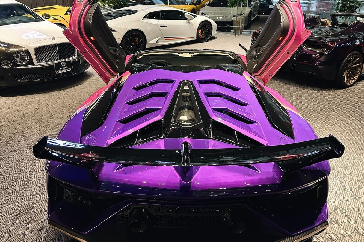 Ngoài ra, Lamborghini Aventador LP700-4 Roadster này còn được thay bảng đồng hồ của phiên bản giới hạn vốn chỉ sản xuất 500 xe trên toàn cầu, nhìn chung bảng đồng hồ này vẫn đẹp và dễ dàng nhận ra nhất so với các bản còn lại. Điểm xuyết bảng đồng hồ mới, nội thất bọc da màu trắng còn có việc xe được ốp nhiều chi tiết carbon. 