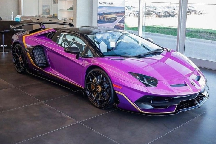 Chiếc Lamborghini Aventador LP700-4 Roadster đặc biệt này chỉ mới hoàn thành được gần 2 tháng, người độ là Phan Công Khanh - ông chủ showroom K-Super vừa bị Cơ quan CSĐT Công an TP.HCM thực hiện lệnh bắt người trong trường hợp khẩn cấp để điều tra về hành vi lừa đảo chiếm đoạt tài sản.