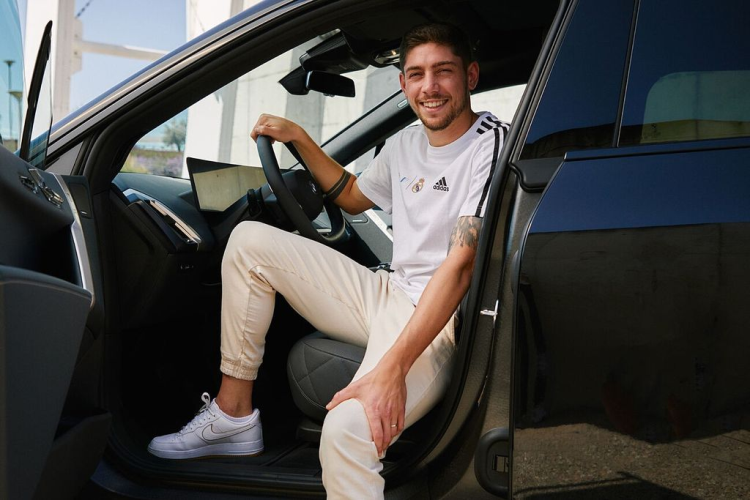 Tại Tây Ban Nha, BMW XM có giá khởi điểm 177.000 Euro (khoảng 4,6 tỷ đồng). Cung cấp sức mạnh cho xe là khối động cơ TwinPower Turbo 4.4L V8, hoạt động cùng một mô tơ điện cho tổng công suất 644 mã lực và mô-men xoắn 800Nm thông qua hộp số tự động 8 cấp M Steptronic đặc trưng.