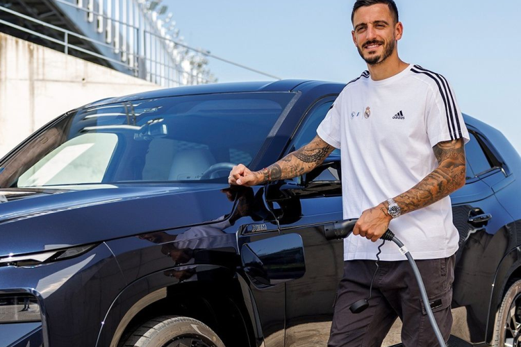 Trong số đó, mẫu xe có mức giá phải chăng nhất là i4 eDrive35 i4 chạy điện và đắt nhất là XM plug-in hybrid mới. Ngôi sao lớn của giải đấu, cầu thủ người Anh Jude Bellingham đã chọn XM làm chiếc BMW đầu tiên của mình với màu Carbon Black. Mẫu xe này cũng là mẫu xe được yêu thích nhất với 8 cầu thủ đã chọn nó.