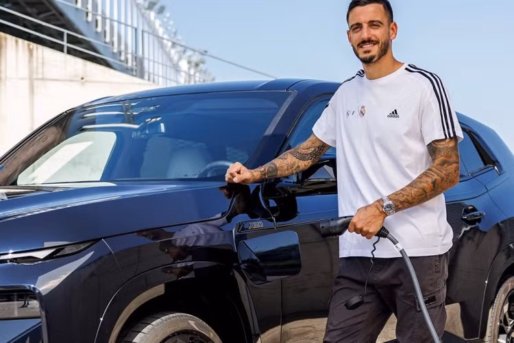 Trong số đó, mẫu xe có mức giá phải chăng nhất là i4 eDrive35 i4 chạy điện và đắt nhất là XM plug-in hybrid mới. Ngôi sao lớn của giải đấu, cầu thủ người Anh Jude Bellingham đã chọn XM làm chiếc BMW đầu tiên của mình với màu Carbon Black. Mẫu xe này cũng là mẫu xe được yêu thích nhất với 8 cầu thủ đã chọn nó.