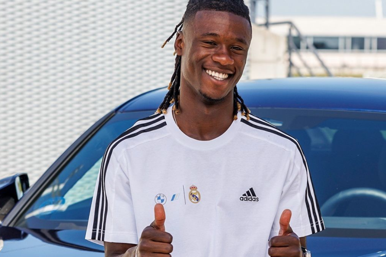 Mẫu xe thứ 2 được các cầu thủ yêu thích là i4 với 7 “chân sút” và huấn luyện viên người Ý lựa chọn. Chiếc xe họ sử dụng là bản cao cấp nhất i4 M50 Gran Coupe. Mẫu xe này có công suất 544 mã lực và mô men xoắn 795Nm để tăng tốc từ 0-100 km/h chỉ trong 3,3 giây.