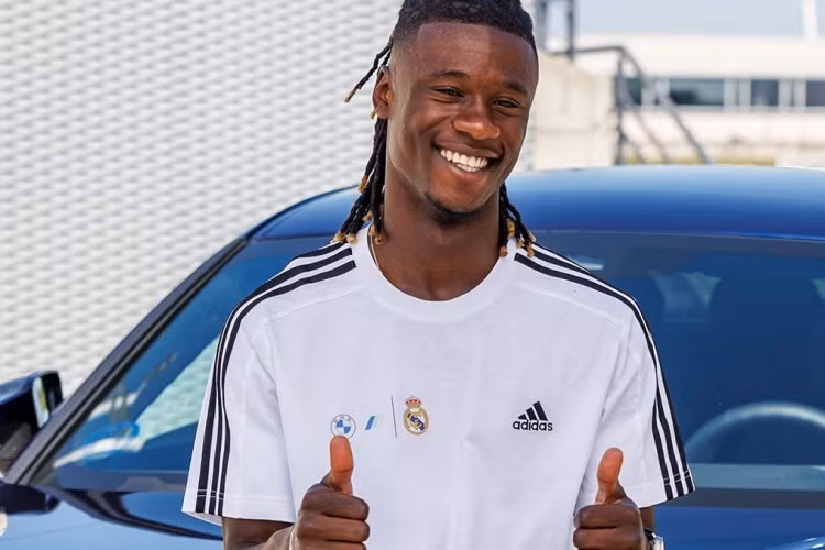 Mẫu xe thứ 2 được các cầu thủ yêu thích là i4 với 7 “chân sút” và huấn luyện viên người Ý lựa chọn. Chiếc xe họ sử dụng là bản cao cấp nhất i4 M50 Gran Coupe. Mẫu xe này có công suất 544 mã lực và mô men xoắn 795Nm để tăng tốc từ 0-100 km/h chỉ trong 3,3 giây.