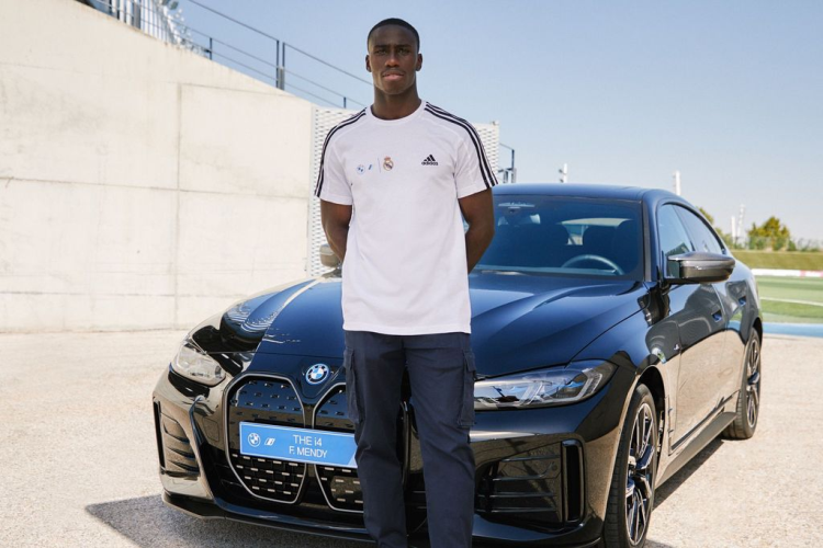 Theo sát sau đó là mẫu iX SUV, cũng ra mắt vào năm ngoái được David Alaba và Luka Modric cùng 5 người khác chọn. BMW iX có công suất 516 mã lực và mô-men xoắn 765 Nm, chỉ cần 4,1 giây để đạt tốc độ 100km/h từ trạng thái dừng, và có thể tốc độ tối đa 200km/h.