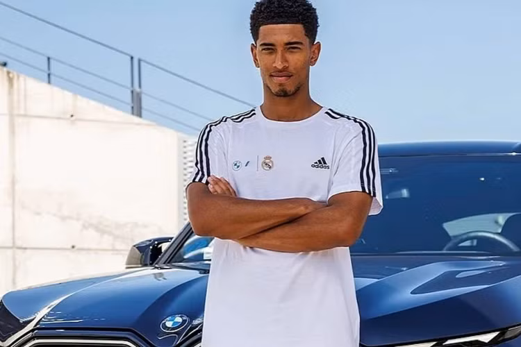 Là một phần của thỏa thuận tài trợ giữa CLB Real Madrid và BMW, các cầu thủ cũng như nhân viên của Real Madrid đều có cơ hội để lựa chọn các mẫu xe BMW mà mình ưa thích, từ xe hybrid cho đến xe thuần điện. BMW đã đưa ra 4 mẫu xe mà các cầu thủ, huấn luyện viên và Chủ tịch CLB có thể lựa chọn, gồm: i4, i7, iX và XM.