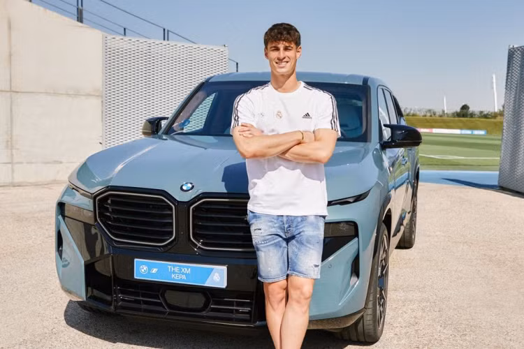 Điều thú vị là chỉ có đội trưởng Nacho và Modric chọn BMW iX M60, trong khi Tchouameni chọn i4 eDrive35 có mức giá phải chăng nhất. Những chiếc xe điện này của BMW không chỉ phản ánh cam kết của CLB đối với môi trường mà còn nhằm mục đích giới thiệu một dòng xe điện thể thao hoàn toàn mới.