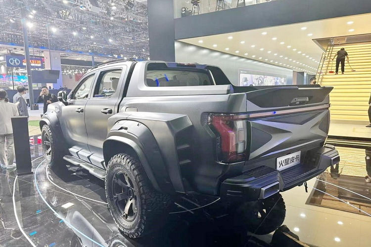 Nội thất của xe Foton Mars 2023 độ khủng này vẫn giữ phong cách thiết kế tương tự Mars 7 và Mars 9 nhưng được phối màu tổng thể là bạch kim trông sang trọng hơn, bảng điều khiển trung tâm trang bị màn hình đa phương tiện dạng nổi kích thước 14,6 inch. Nhiều chi tiết bên trong khoang lái có màu vàng đồng, tạo điểm nhấn.