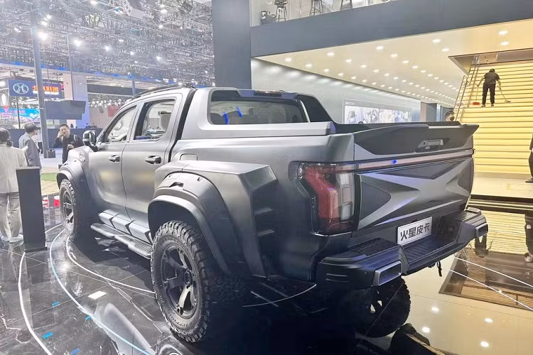 Nội thất của xe Foton Mars 2023 độ khủng này vẫn giữ phong cách thiết kế tương tự Mars 7 và Mars 9 nhưng được phối màu tổng thể là bạch kim trông sang trọng hơn, bảng điều khiển trung tâm trang bị màn hình đa phương tiện dạng nổi kích thước 14,6 inch. Nhiều chi tiết bên trong khoang lái có màu vàng đồng, tạo điểm nhấn.