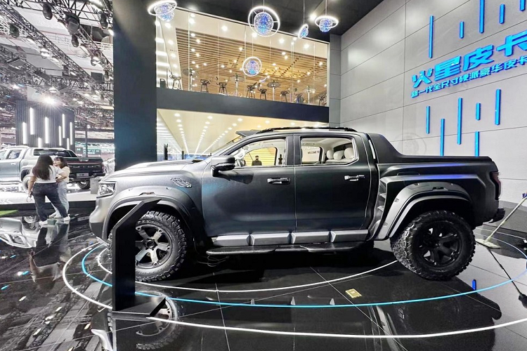 Phiên bản sửa đổi của chiếc bán tải Mars mới trông hầm hố và táo bạo hơn, đầu tiên là lưới tản nhiệt mới với các thanh nằm ngang và còn có 2 thanh lớn nằm dọc, toàn bộ mặt tiền của xe còn được trang bị tấm bảo vệ màu đen, nhìn chẳng khác gì các xe quân sự. Tiếp đến là chiếc xe bán tải Foton Mars độ này còn lắp 4 bộ mâm và lốp chuyên dụng dành cho xe off-road, xe được tích hợp thêm đèn chiếu sáng trên mui xe, các vòm bánh xe được mở rộng ra tối đa, và thùng xe còn gắn 1 cánh gió nhỏ.