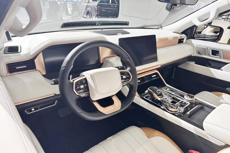 Công suất xe được Bộ Công nghiệp và Công nghệ Thông tin Trung Quốc công bố là 161 mã lực và mô-men xoắn cực đại 450 Nm .Hệ thống truyền động được kết hợp với hộp số tự động 8 cấp ZF.