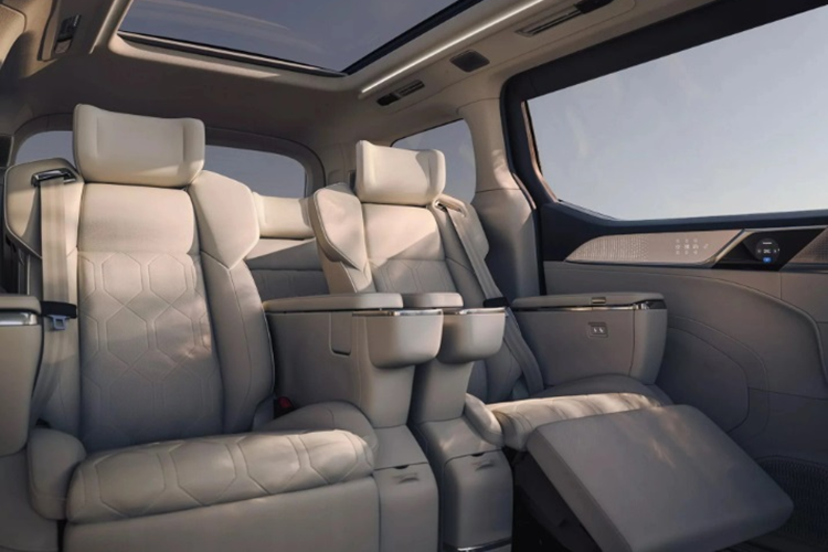 Lúc này, những mẫu xe đô thị cỡ nhỏ hoặc ôtô điện có khả năng sạc và sử dụng trong ngày lại là một sự lựa chọn hoàn hảo.