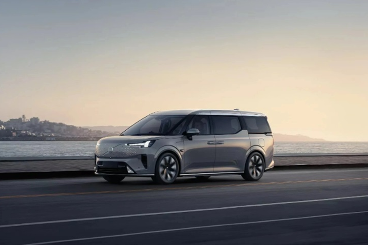 Nếu như ở thế kỷ trước, các mẫu sedan thường được ưa chuộng hơn cả thì trong khoảng 10 năm trở lại đây thị trường ôtô lại là sự “thống trị” của những mẫu SUV gia đình đa dụng, xe gầm cao, hầm hố.