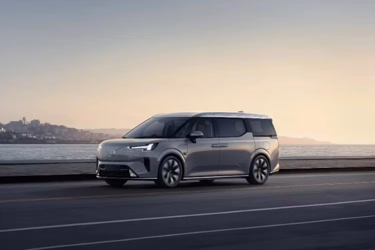 Nếu như ở thế kỷ trước, các mẫu sedan thường được ưa chuộng hơn cả thì trong khoảng 10 năm trở lại đây thị trường ôtô lại là sự “thống trị” của những mẫu SUV gia đình đa dụng, xe gầm cao, hầm hố.