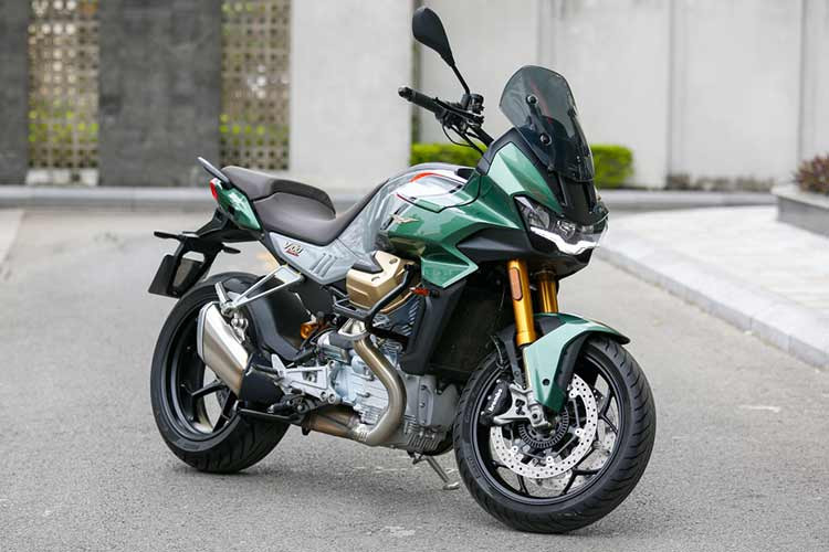  Moto Guzzi V100 Mandello tại Việt Nam ra mắt vào hồi tháng 8 năm nay, tuy nhiên vào thời điểm đó đơn vị phân phối vẫn chưa cung cấp giá bán chính thức. Mãi đến nay, Tập đoàn Piaggio mới công bố giá bán chính hãng của Moto Guzzi V100 Madello S 2023.