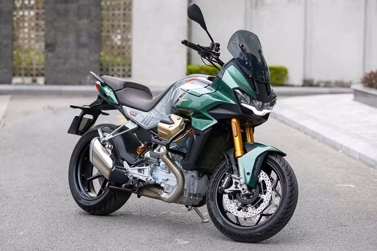  Moto Guzzi V100 Mandello tại Việt Nam ra mắt vào hồi tháng 8 năm nay, tuy nhiên vào thời điểm đó đơn vị phân phối vẫn chưa cung cấp giá bán chính thức. Mãi đến nay, Tập đoàn Piaggio mới công bố giá bán chính hãng của Moto Guzzi V100 Madello S 2023.