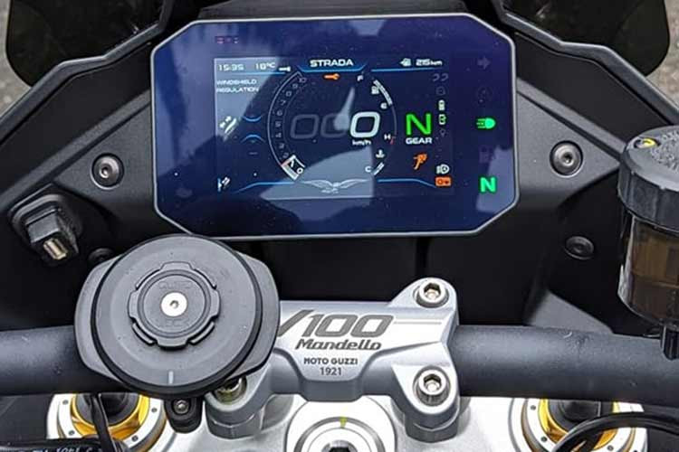 Theo nhà sản xuất, V100 Mandello là mẫu môtô đầu tiên trên thế giới có tính năng khí động học thích ứng Adaptive Aerodynamics cho phép tự động điều chỉnh vị trí của các cánh gió ở hai bên bình xăng tùy thuộc vào tốc độ và chế độ lái đã chọn.