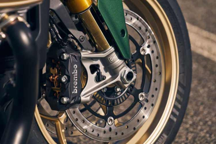 Đi kèm đó là hệ thống IMU đo lường quán tính 6 chiều cho phép khai thác tối đa hiệu suất của công nghệ phanh trong cua Cornering ABS. Guzzi V100 Mandello sử dụng lốp Pirelli Angel GT II.