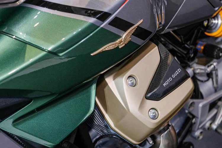 Thiết kế của Moto Guzzi V100 Mandello tương đối nhỏ gọn, linh hoạt với khung sườn thể thao mới nhưng vẫn đảm bảo tính ổn định. Xe vẫn mang thiết kế đặc trưng của thương hiệu với hệ thống dẫn động bằng trục các đăng (cardan), đèn pha trước với biểu tượng cánh chim đại bàng.