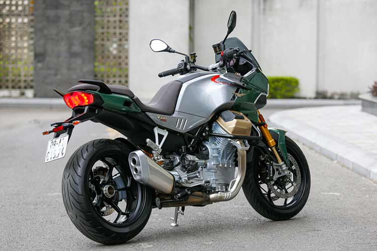 Theo đó, tại thị trường Việt Nam, giá xe Moto Guzzi V100 Mandello 2023 nhập khẩu nguyên chiếc từ Ý với một phiên bản S duy nhất bán ra là 535 triệu đồng. Với giá bán hơn nửa tỷ đồng, Moto Guzzi V100 Mandello sở hữu nhiều trang bị, công nghệ ấn tượng đủ để khiến mọi biker khao khát được sở hữu.