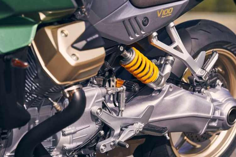 Cung cấp sức mạnh cho Guzzi V100 Mandello là khối động cơ V-Twin đặt ngang 90 độ với thiết kế mới nhỏ gọn hơn. Động cơ gọi là Compact Block, làm mát bằng dung dịch, công suất 115 mã lực tại 8.700 vòng/phút, mô-men xoắn cực đại 105 Nm tại 6.750 vòng/phút, đi kèm hộp số 6 cấp, côn tay.