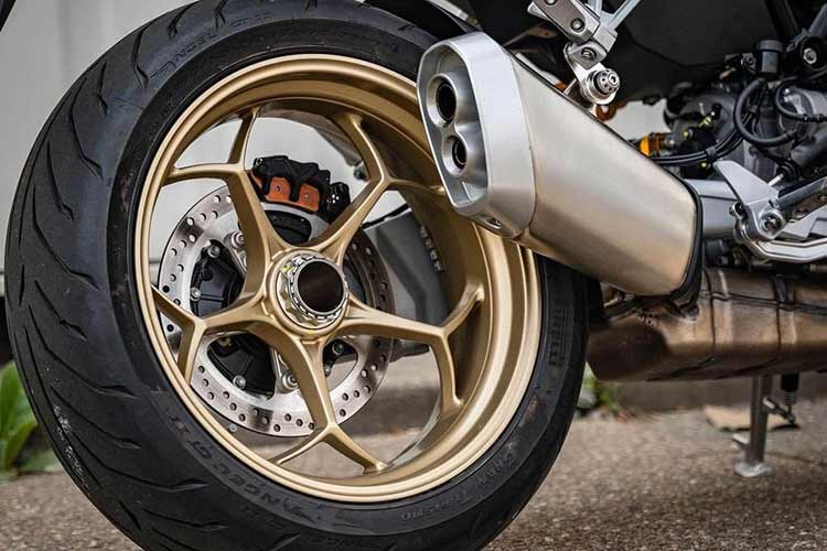 Ngoài ra, Moto Guzzi V100 Mandello còn sở hữu một số trang bị nổi bật khác như: kính chắn gió điều khiển điện tử nâng tối đa 90mm; màn hình dạng TFT có thể kết nối điện thoại qua bluetooth và định hướng GPS; sưởi tay nắm; cảnh báo áp suất lốp; hệ thống Moto Guzzi MIA; ga điện ride-by-wire; đèn pha tích hợp chức năng Bending Light tăng khả năng chiếu sáng trong cua…