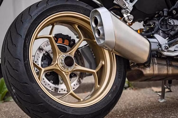 Ngoài ra, Moto Guzzi V100 Mandello còn sở hữu một số trang bị nổi bật khác như: kính chắn gió điều khiển điện tử nâng tối đa 90mm; màn hình dạng TFT có thể kết nối điện thoại qua bluetooth và định hướng GPS; sưởi tay nắm; cảnh báo áp suất lốp; hệ thống Moto Guzzi MIA; ga điện ride-by-wire; đèn pha tích hợp chức năng Bending Light tăng khả năng chiếu sáng trong cua…