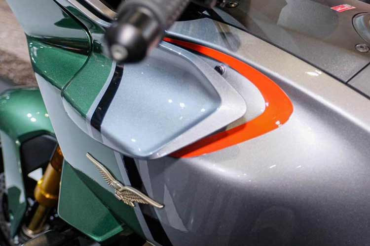 Chưa hết, V100 Mandello còn là mẫu xe Moto Guzzi đầu tiên được trang bị hệ thống sang số nhanh Quickshift, bên cạnh hệ thống Cruise Control tiêu chuẩn.