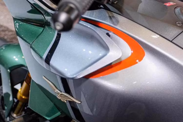 Chưa hết, V100 Mandello còn là mẫu xe Moto Guzzi đầu tiên được trang bị hệ thống sang số nhanh Quickshift, bên cạnh hệ thống Cruise Control tiêu chuẩn.