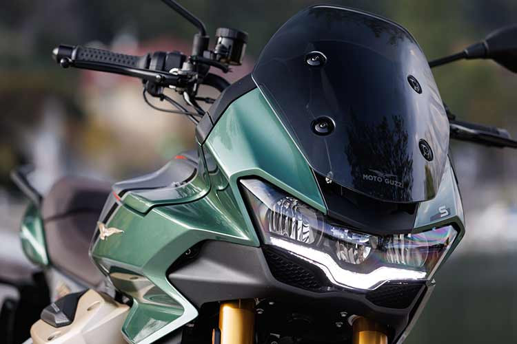 Mẫu xe môtô Moto Guzzi V100 Mandello được thiết kế dành cho các cung đường trường, do đó xe được tạo dáng ngồi thấp, tay lái cao cho tư thế lái thoải mái. Độ cao yên là 815 mm thiết kế dạng đôi, phân tầng. Khoảng cách hai trục bánh xe là 1.475 mm. Bình xăng dung tích 17 lít và trọng lượng khô 233 kg.