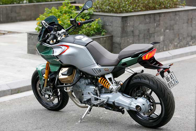 Xe có 4 chế độ lái, gồm Viaggio (hỗ trợ chạy đường dài), Sport (cho phép xe phô diễn sức mạnh), Pioggia (hỗ trợ di chuyển trong điều kiện thời tiết xấu), Strada (hỗ trợ di chuyển trong đô thị). Mỗi chế độ quản lý ba kiểu mapping động cơ khác nhau, bốn cấp độ kiểm soát lực kéo, hai cấp độ phanh động cơ, mở các cánh gió bên.