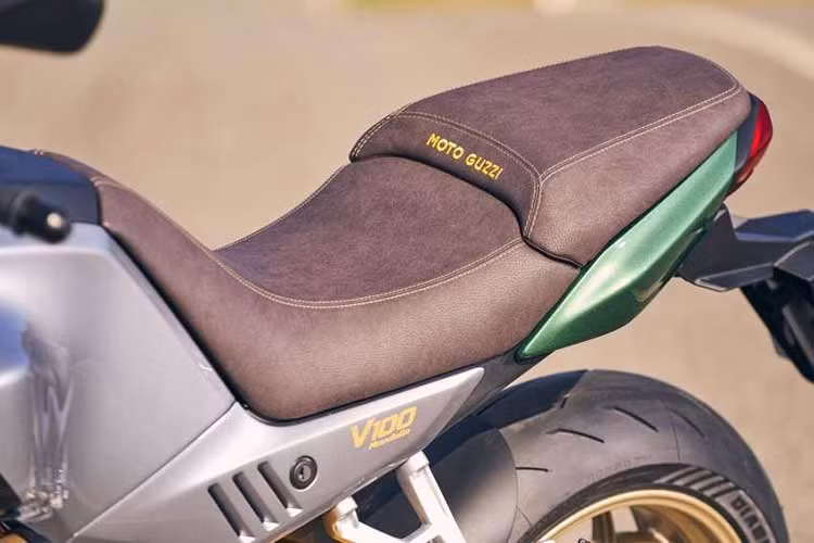 Tiếp đến là hệ thống giảm xóc Öhlins Smart EC 2.0 cho phép người lái điều khiển bằng nút bấm trên tay lái với 2 chế độ là Comfort và Dynamic. Xe được trang bị phanh Brembo với phía trước là cặp đĩa thép 320mm phía sau là 280mm.