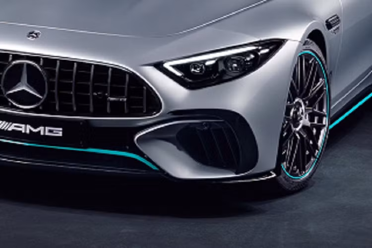 Mercedes-AMG SL 63 4MATIC+ bản đặc biệt F1 2023 sở hữu động cơ V8 Biturbo 4.0L, công suất 577 mã lực (585 ps) và mô-men xoắn 800 Nm. Kết hợp hộp số 9 cấp tự động Speedshift MCT 9G cùng hệ dẫn động 4 bánh toàn thời gian 4MATIC+.