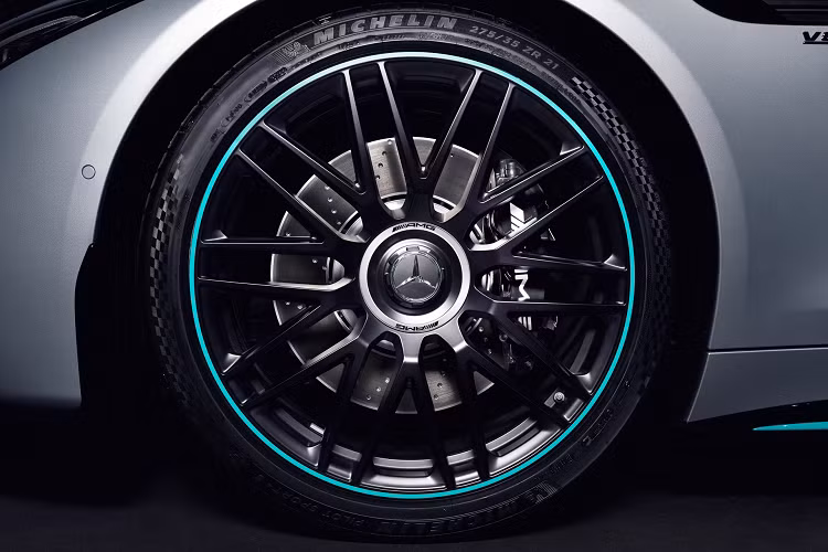 Ngoài ra, SL63 Motorsport Collectors Edition 2023 còn lắp đặt tiêu chuẩn gói ngoại thất AMG Night Package I và II gồm các chi tiết được sơn đen bóng như viền lưới tản nhiệt, gương chiếu hậu, kẹp phanh, ống xả,...